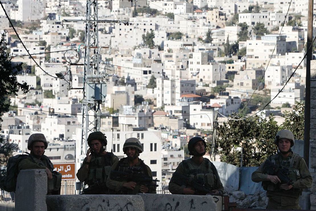 Israeli soldiers stand guard blocking an entrance to the Jewish settlers zone of Hebron's Tel Rumeida neighbourhood, on September 18, 2016.