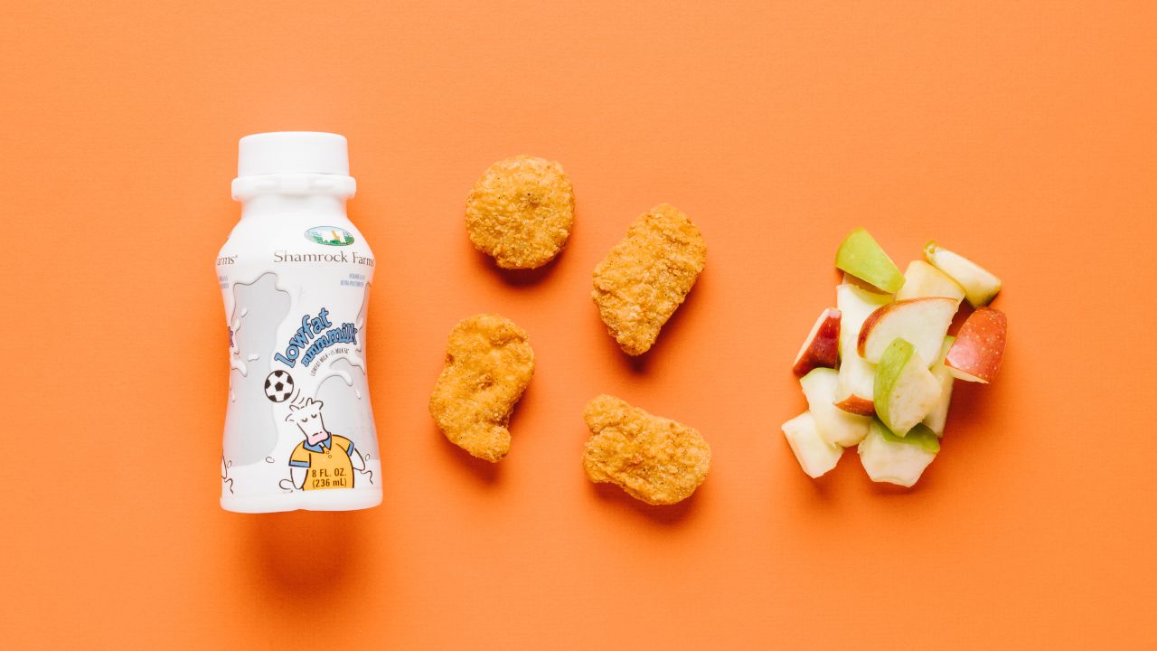 We like the four-piece white meat chicken nuggets for smaller stomachs. Skip the fries and opt for apple slices to boost fiber and vitamin C. And adding low-fat milk delivers calcium and vitamin D for growing bones.