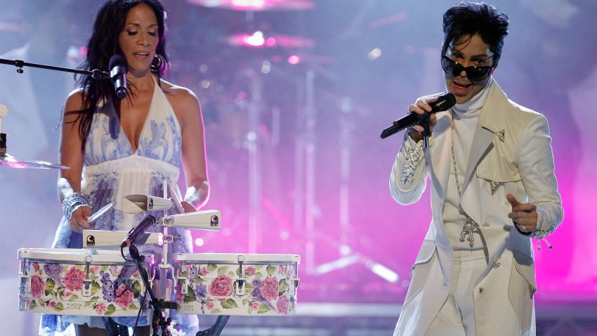 PASADENA, CA - JUNE 01:  Musicians Sheila E. (L) and Prince perform onstage during the 2007 NCLR ALMA Awards held at the Pasadena Civic Auditorium on June 1, 2007 in Pasadena, California.  (Photo by Vince Bucci/Getty Images)