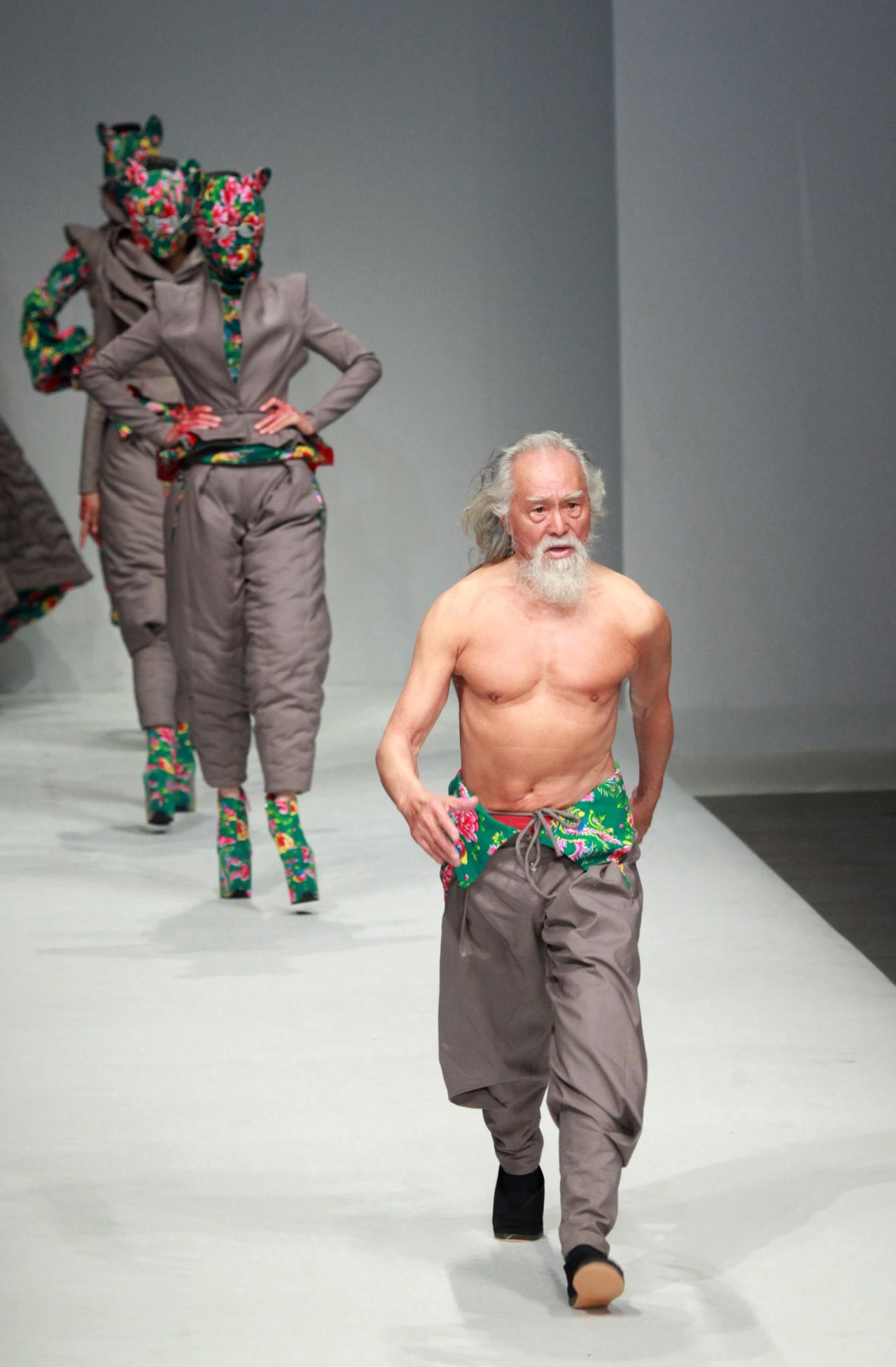 Age has never been an obstacle for Deshun, who learned to ride a horse at 65 and ride a motorbike at 78. This year, he walked at Milan Men's Fashion Week. 