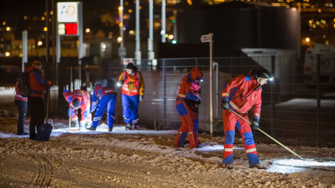 Search and rescue workers looking for traces of Brjánsdóttir.