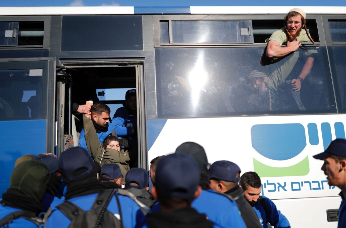 Israeli police have faced strong resistance from settlers since starting the evacuation process in Amona.