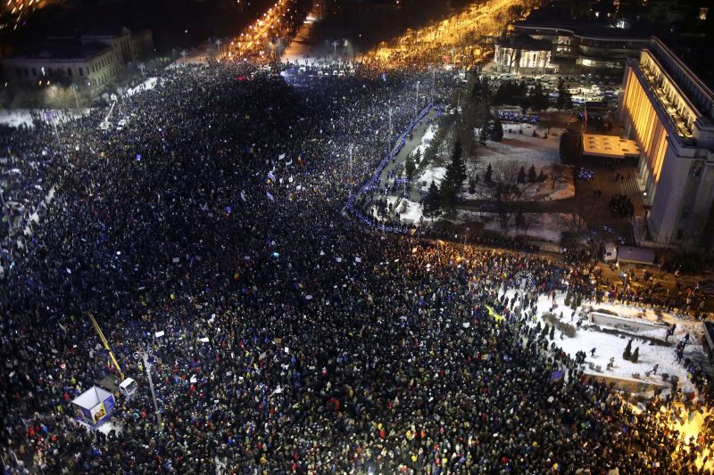 Romanians Protest En Mass Against Corruption Decree | CNN