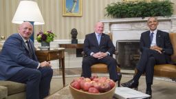 US President Barack Obama meets with NASA astronaut Scott Kelly (C) and his twin brother, retired NASA Astronaut Mark Kelly, in the Oval Office of the White House in Washington, DC, October 21, 2016. / AFP / SAUL LOEB        (Photo credit should read SAUL LOEB/AFP/Getty Images)