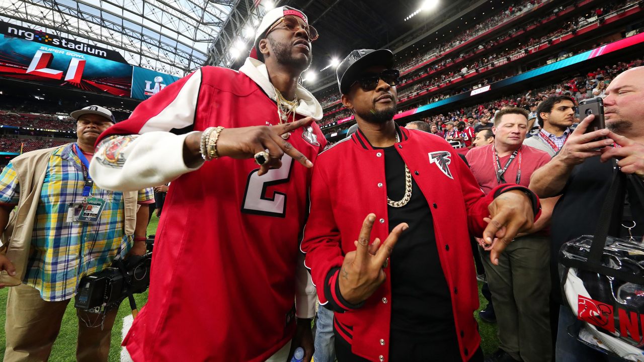 Rapper 2 Chainz, left, and R&B singer Usher pose for a photo before the game.