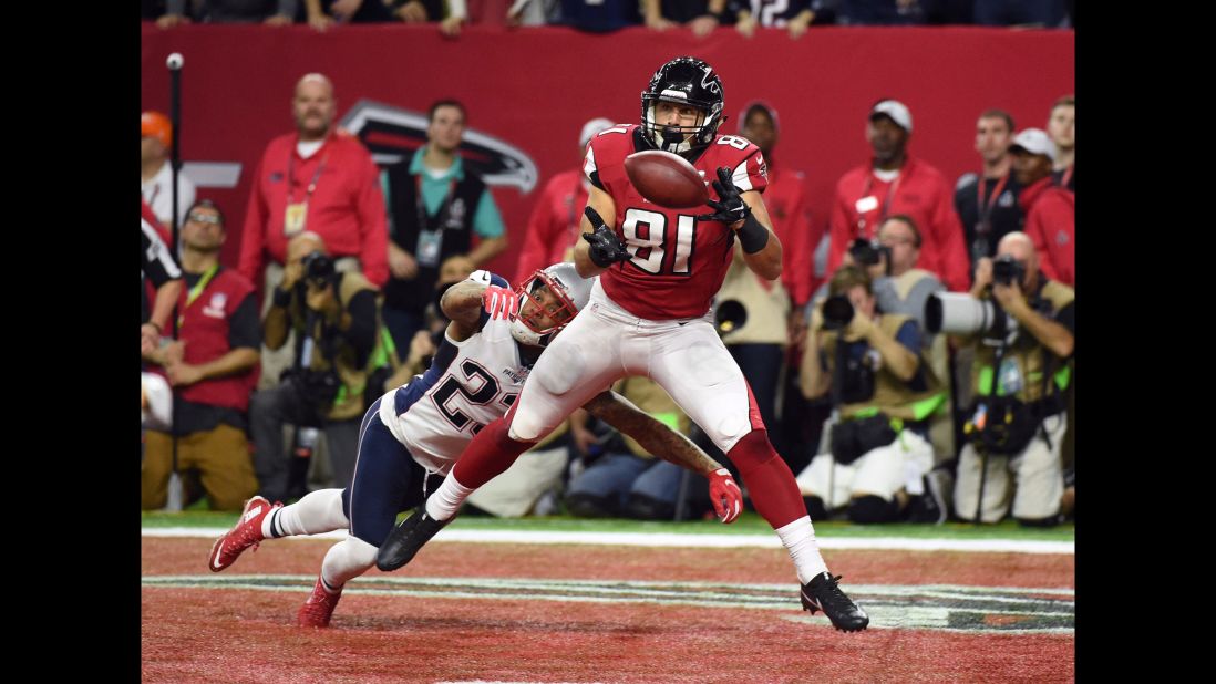 Atlanta tight end Austin Hooper catches a 19-yard touchdown pass from Ryan in the second quarter.