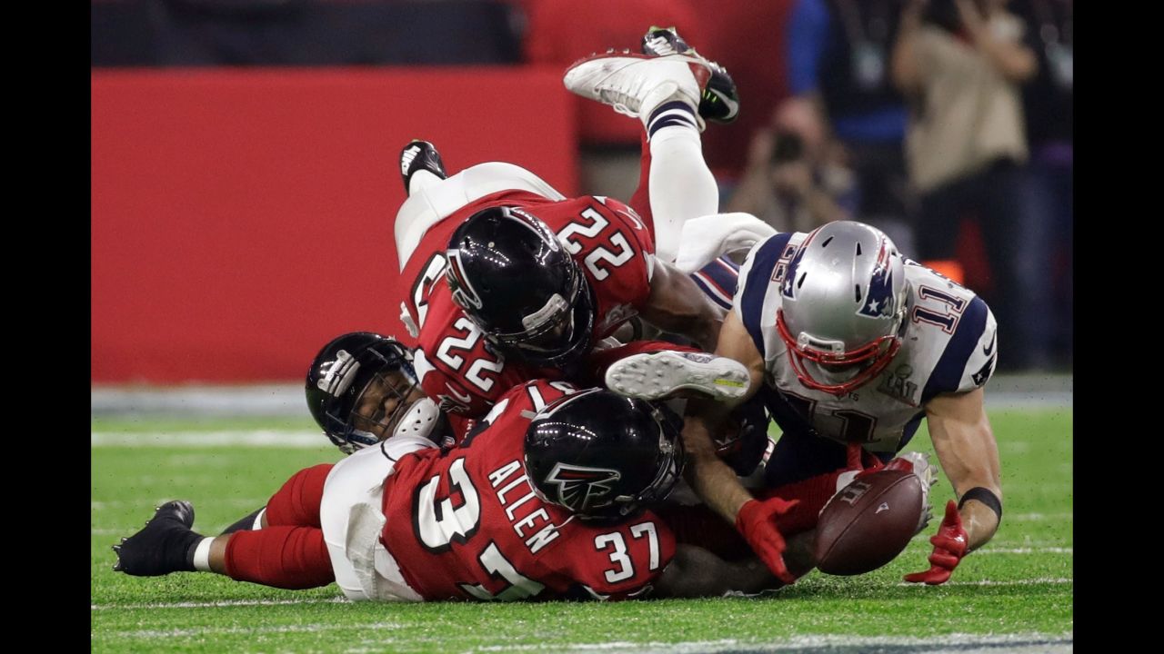 New England wide receiver Julian Edelman <a href="http://www.cnn.com/2017/02/05/sport/gallery/julian-edelman-super-bowl-catch/index.html" target="_blank">makes a spectacular catch</a> on the Patriots' late drive in the fourth quarter.