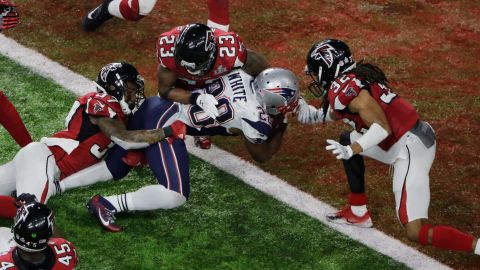 White scores the winning touchdown in overtime. It was the first time that the Super Bowl went to overtime.