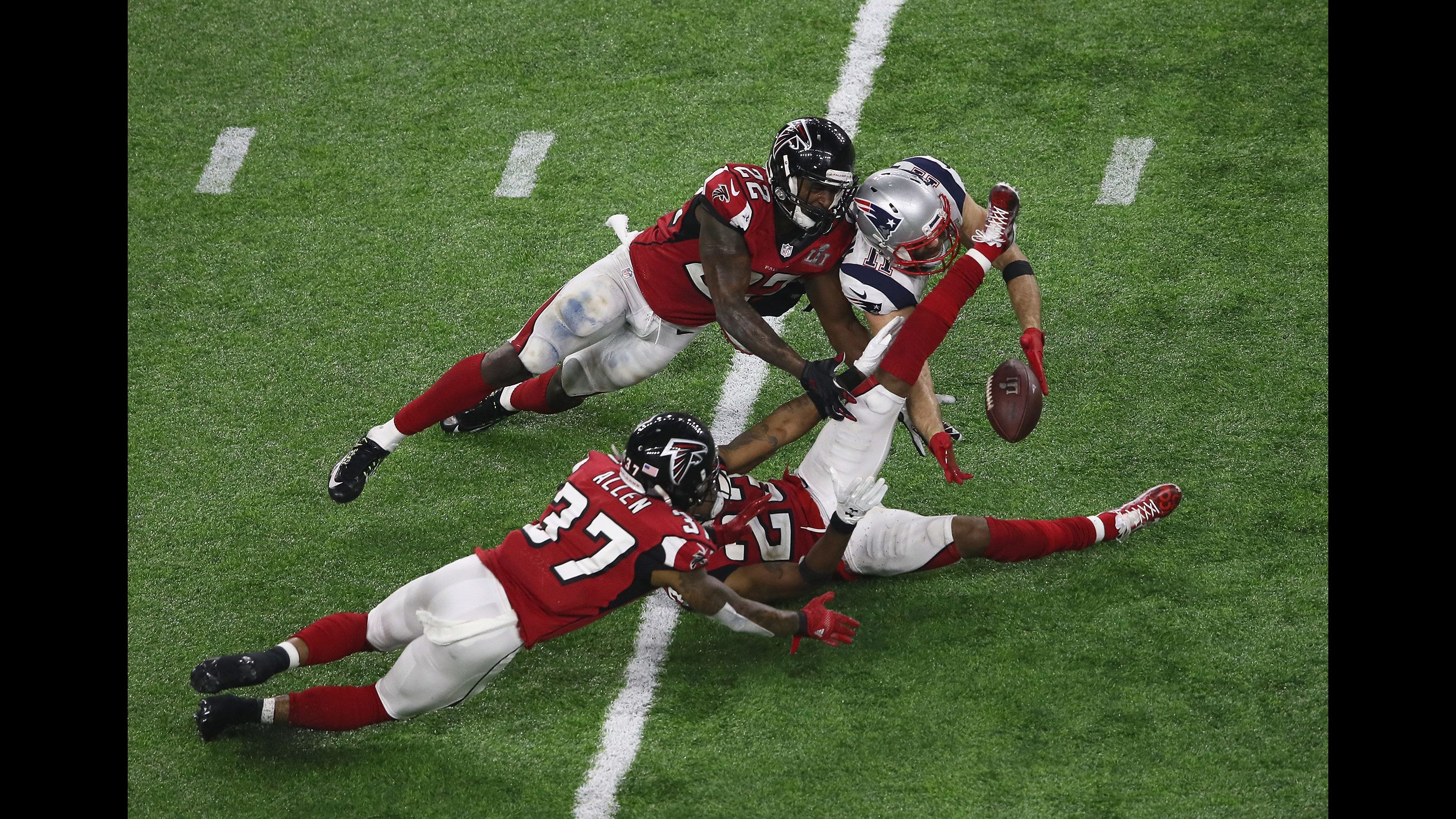 Danny Amendola of the Houston Texans is congratulated by head coach News  Photo - Getty Images