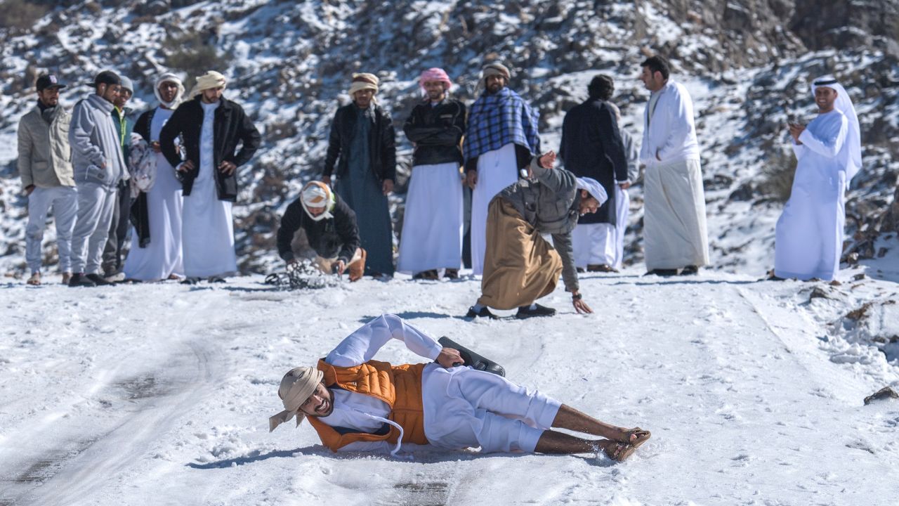 Emirati men enjoyed the snow while holding tobogganing races on the mountain.