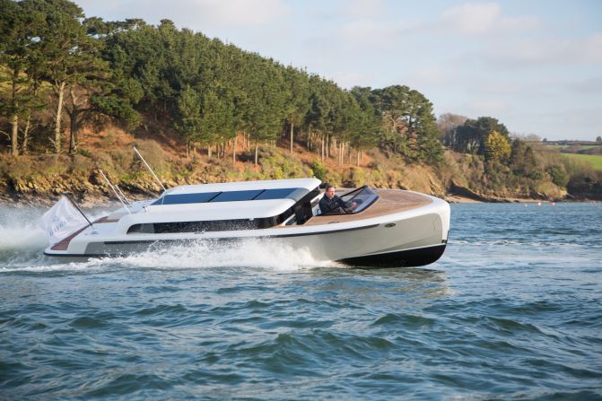 Built as a tender to an 288ft superyacht, this 9.5m Limousine can reach speeds in excess of 30 knots.