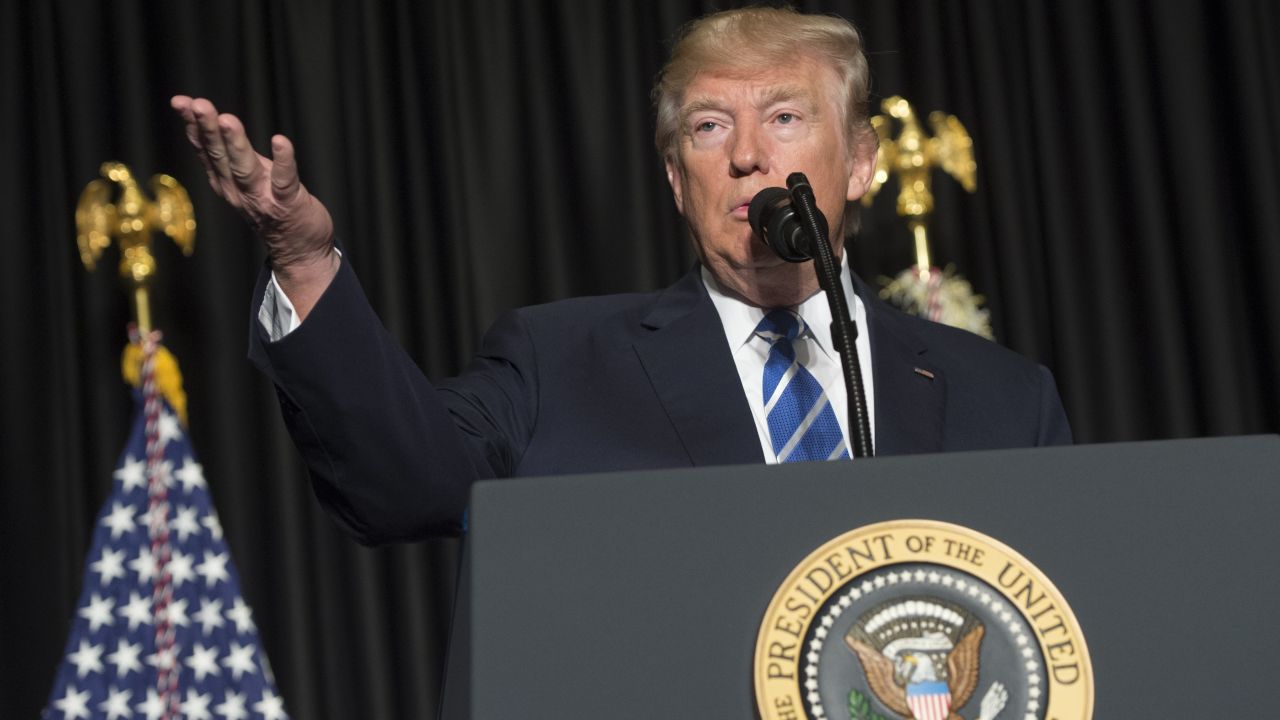 US President Donald Trump speaks at the Major Cities Chiefs Association and Major County Sheriff's Association Winter Meeting in Washington, DC,on February 8, 2017. / AFP / SAUL LOEB        (Photo credit should read SAUL LOEB/AFP/Getty Images)