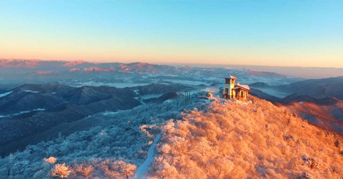 <strong>Dragon Peak:</strong> Dragon Peak, at the top of the Yongpyong gondola, is where you'll get your pop cultural fix. This lodge served as a key setting for one of South Korea's most famous TV dramas, "Winter Sonata." 