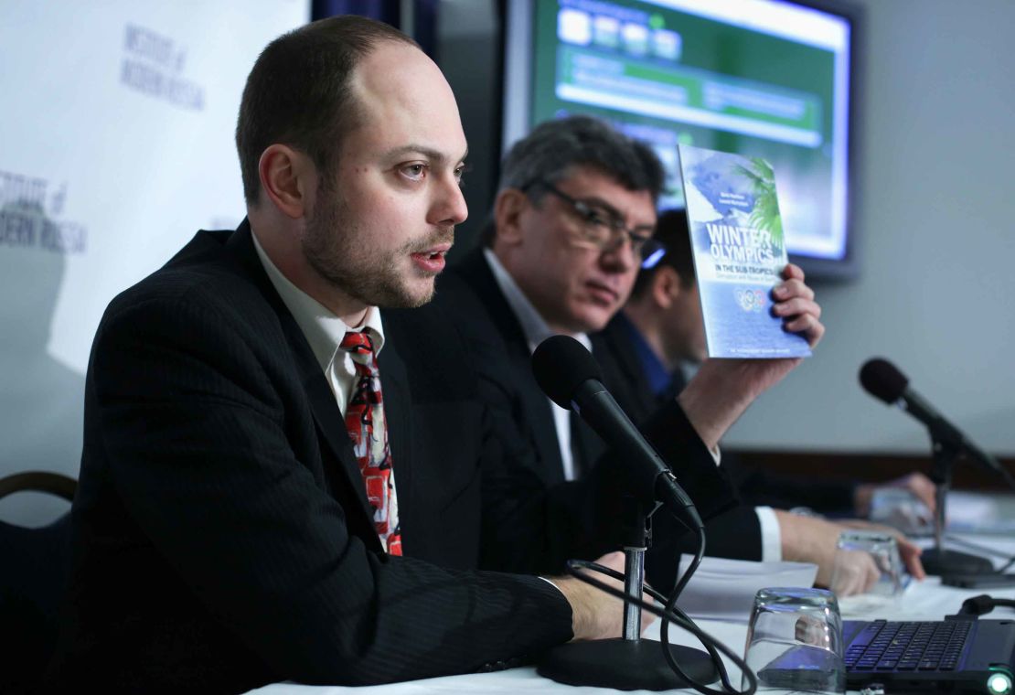 Kara-Murza at a news conference with Nemtsov in 2014.
