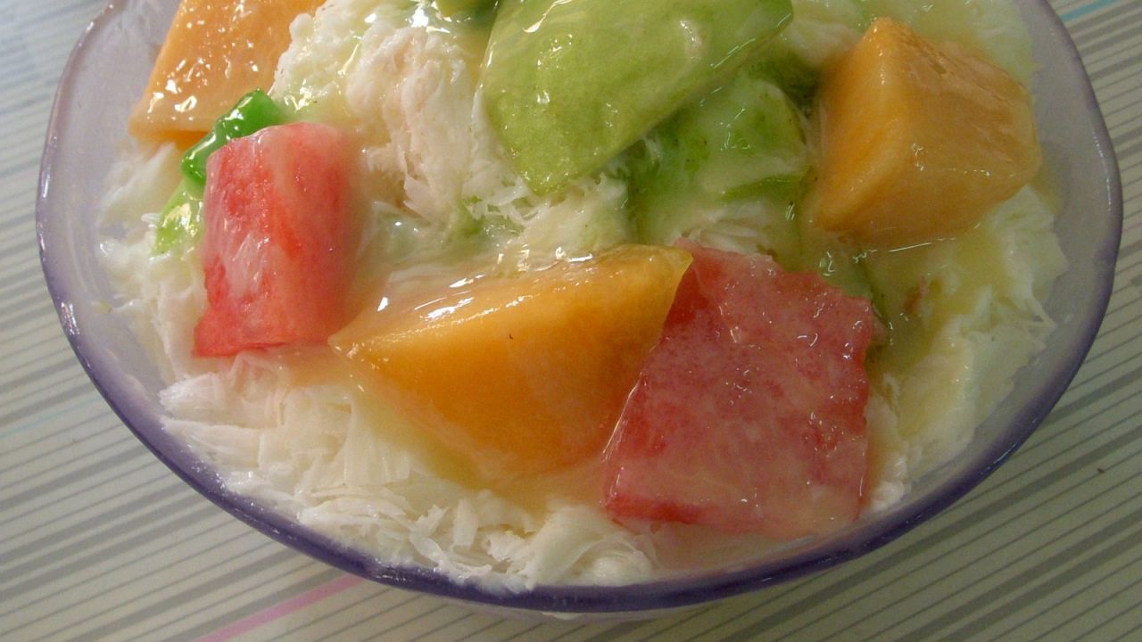 Fluffy and creamy, cotton ice should be served with dollops of syrup and fruit.