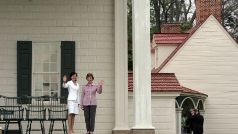 First Lady Laura Bush(R), and Akie Abe, wife of Japanese Prime Minister Shinzo Abe, wave outside the Mount Vernon estate of George Washington, 26 April, 2007, in Mount Vernon, Virginia. 
