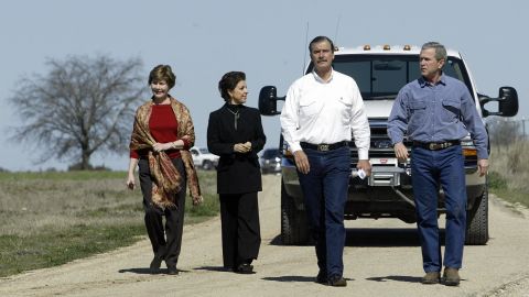US President George W. Bush (R) walks with Mexican President Vicente Fox (2R) as they arrive for a press briefing joined by their wives First Lady Laura Bush (L) and Marta Fox (2L) after a morning b-lateral meeting at Bush's 1600 acre ranch 06 March 2004 Crawford, Texas.