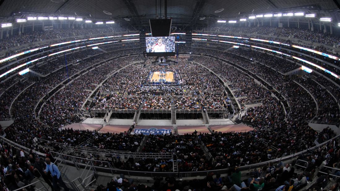 <strong>Largest attendance:</strong> In 2010, there were 108,713 fans who attended the game at Cowboys Stadium in Arlington, Texas.