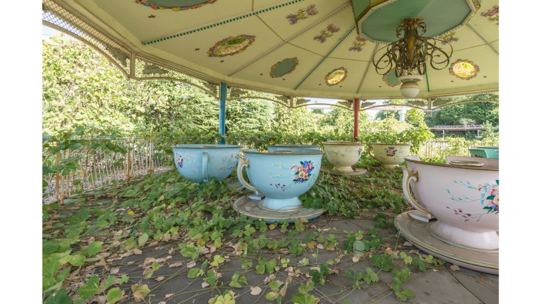 japanese abandoned theme park 13