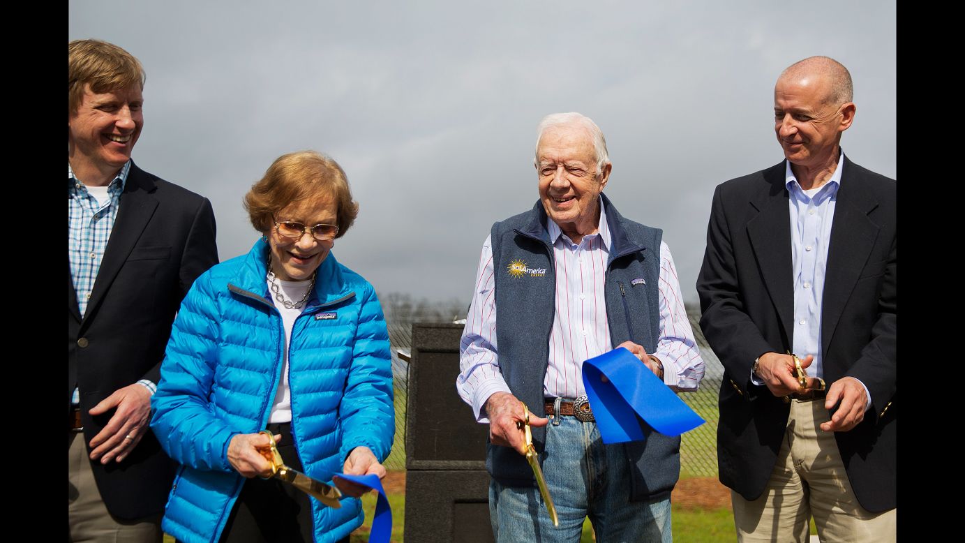 Former US President Jimmy Carter and his wife, Rosalynn, cut the ribbon on a solar-panel project in his hometown of Plains, Georgia, on Wednesday, February 8.