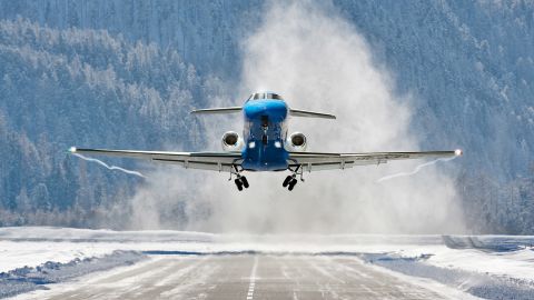 ski resorts fly into-landing_snow_PrivateFly