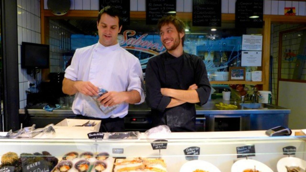 Freshness rules at Sabores del Mar in the mercado.
