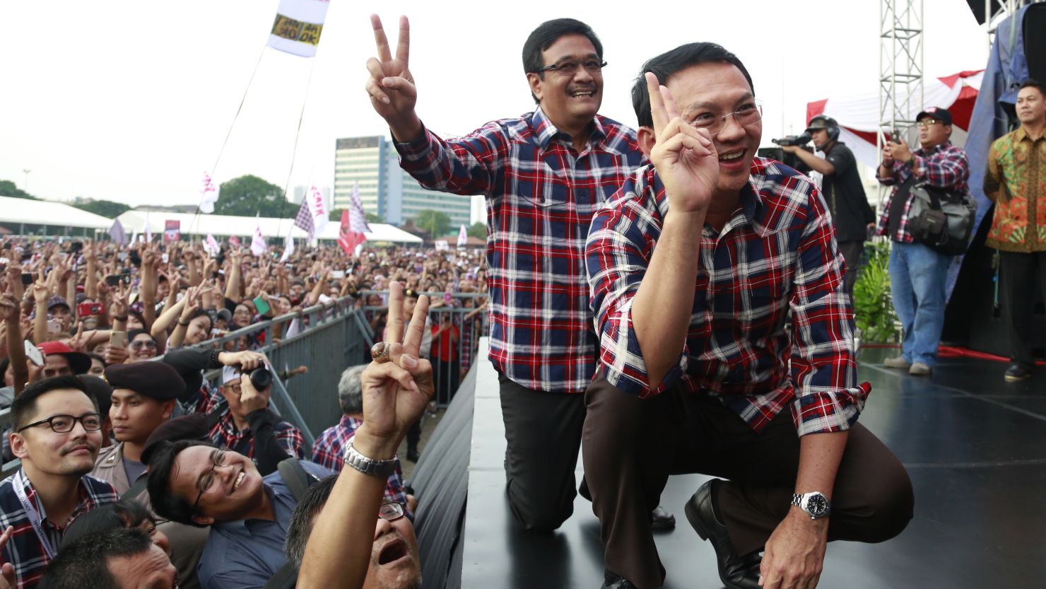 Jakarta Gov. Basuki Tjahaja Purnama, right, and his deputy Djarot Saiful Hidayat campaign Saturday.