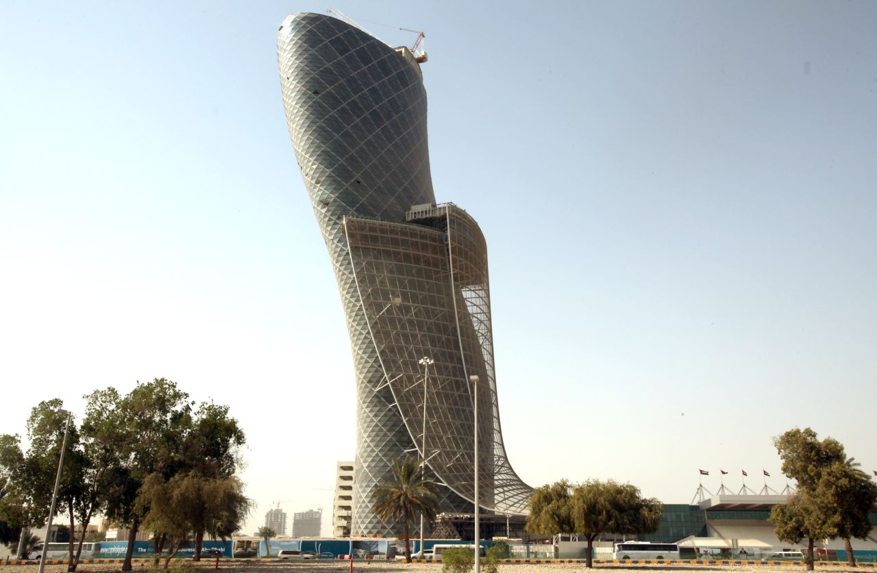 El curvilíneo edificio Capital Gate de 540 pies (165 metros) de altura es ahora una parte icónica del horizonte de Abu Dhabi.  Diseñado por los arquitectos británicos RMJM para inclinarse 18 grados hacia el oeste, más de cuatro veces el ángulo de la Torre de Pisa, es reconocido como el 