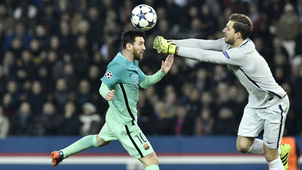 TOPSHOT - Barcelona's Argentinian forward Lionel Messi (L) vies with Paris Saint-Germain's German goalkeeper Kevin Trapp during the UEFA Champions League round of 16 first leg football match between Paris Saint-Germain and FC Barcelona on February 14, 2017 at the Parc des Princes stadium in Paris. / AFP / PHILIPPE LOPEZ        (Photo credit should read PHILIPPE LOPEZ/AFP/Getty Images)