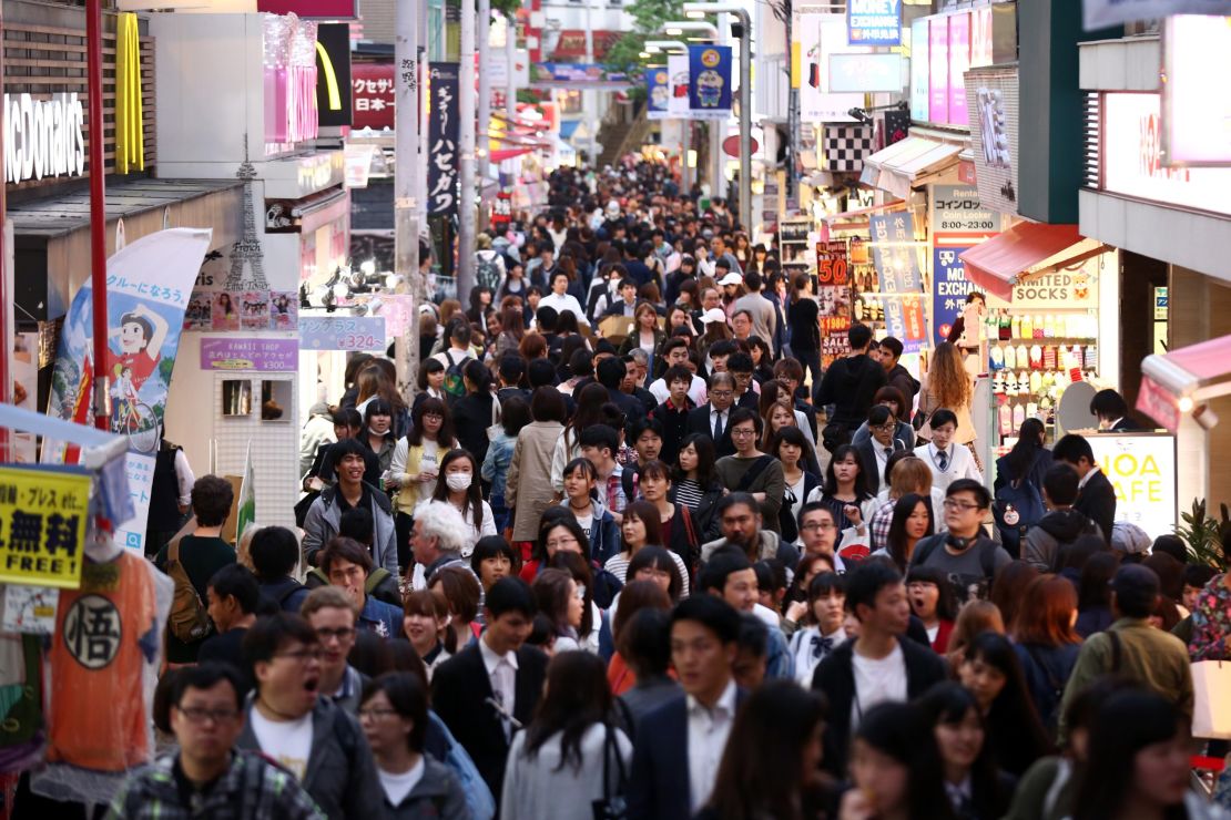 As a fashion center for Japanese youths, the Harajuku district of Tokyo attracts large crowds.