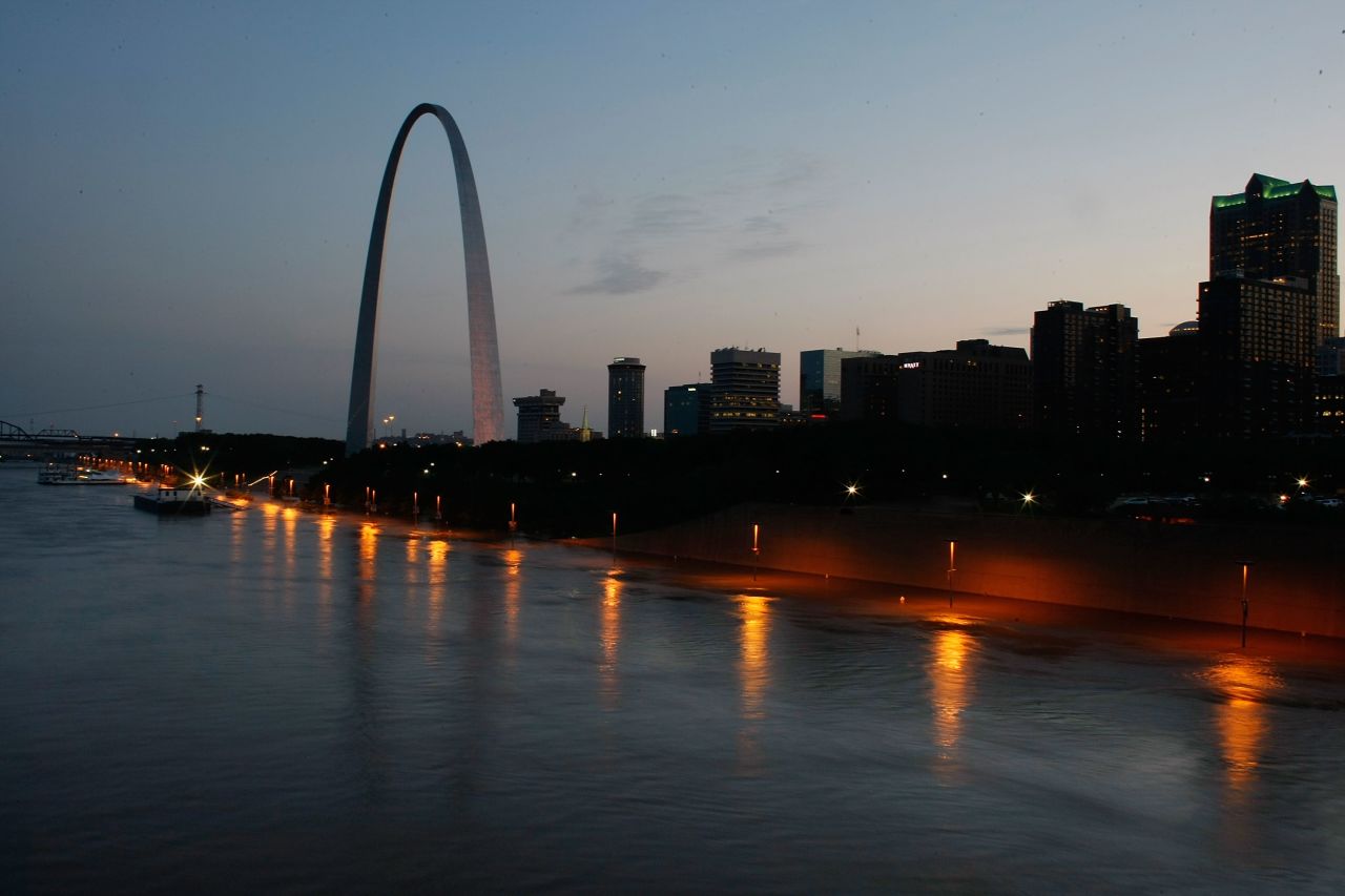 <strong>Icons</strong>: (Gateway Arch) 1 point<br /><strong>Height</strong>: 0 points <br /><strong>Beauty</strong>: 6 points<br /><strong>Total</strong>: 7 points<br />Eero Saarinen's bold Gateway Arch looks like half of a gigantic McDonald's arch suspended over the city. It is certainly the most unusual of skylines.