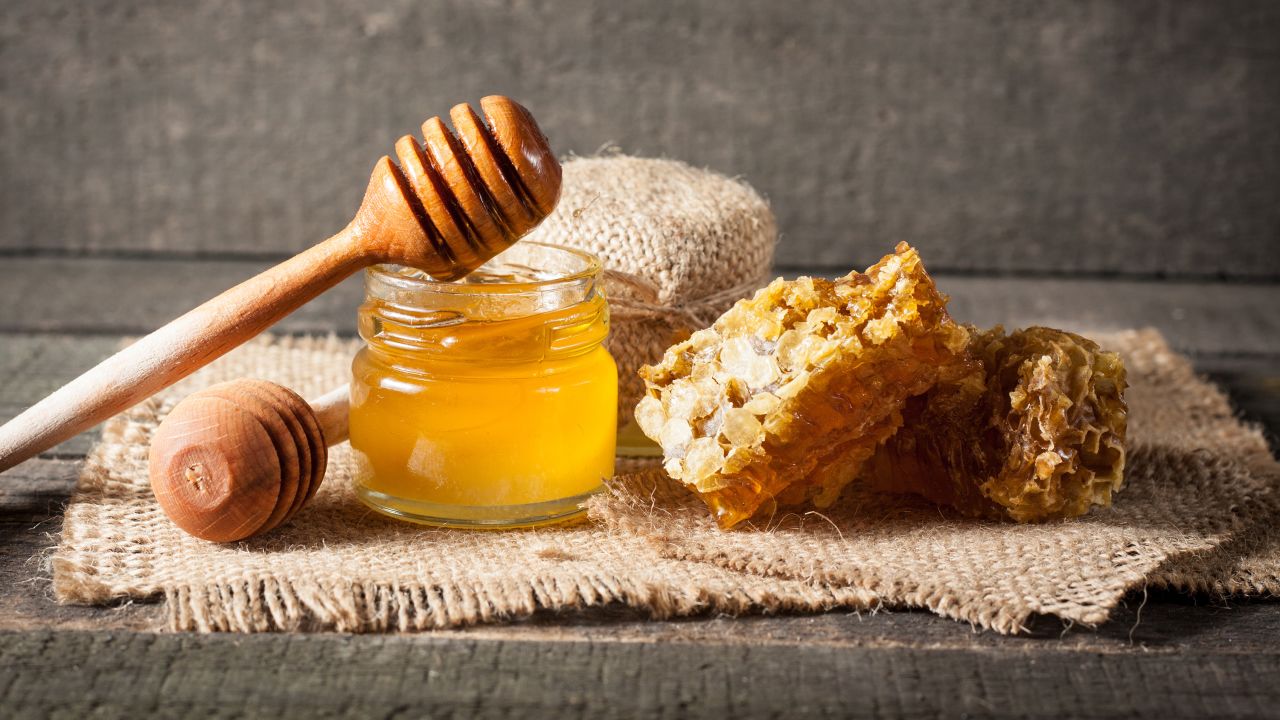 Honey has been shown to possess small amounts of nutrients, antioxidants and antibacterial, antiviral and anti-inflammatory compounds.