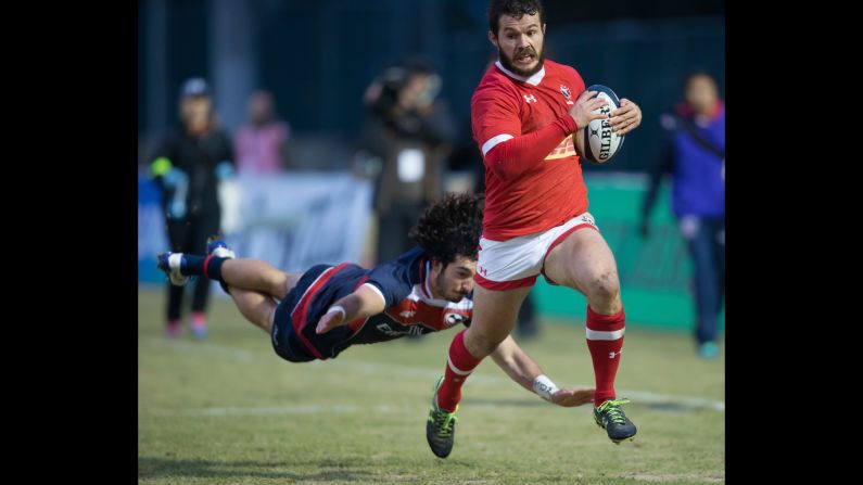 Canada's Taylor Paris outruns American Ryan Matyas to score a try during the Americas Rugby Championship on Saturday, February 18. The United States won the match 51-34 in Burnaby, British Columbia.
