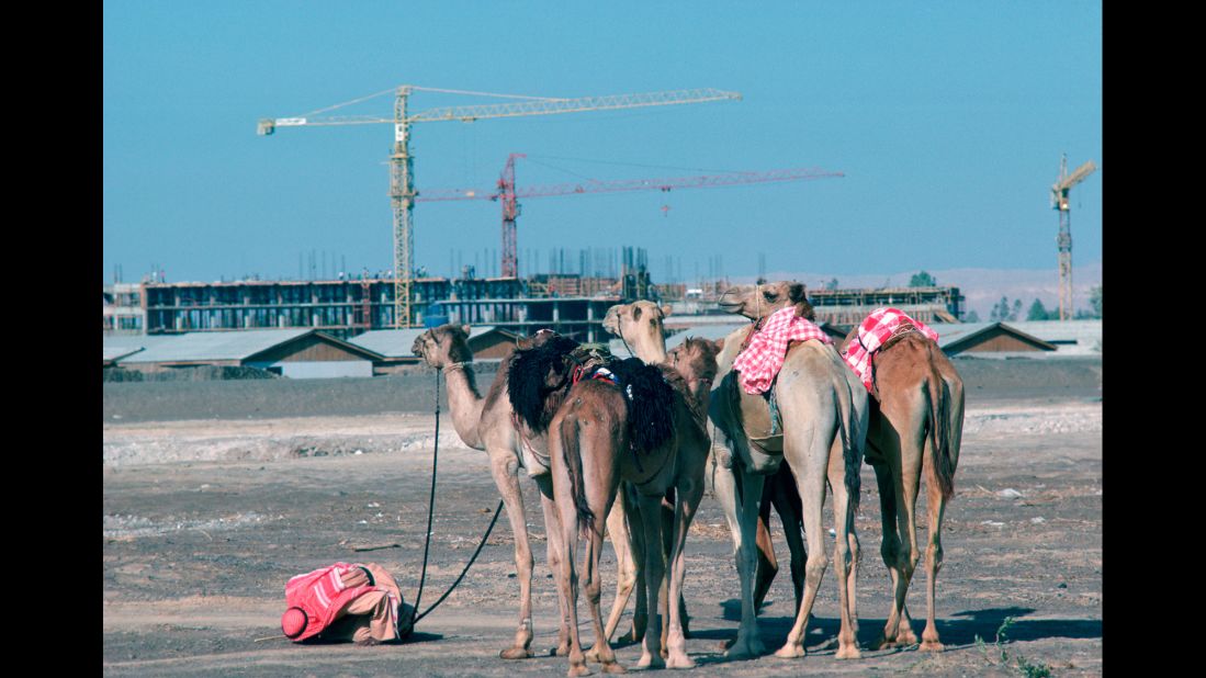 Despite the fast development taking place in Dubai, traditional ways of life continued to coexist alongside skyscrapers and cranes. 