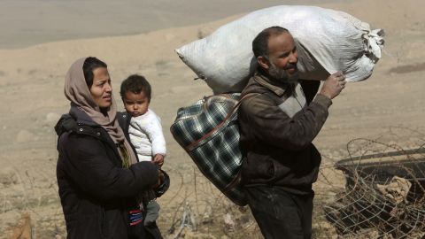 Displaced Iraqis flee their homes due to fighting between Iraqi security forces and Islamic State militants, on Sunday. 