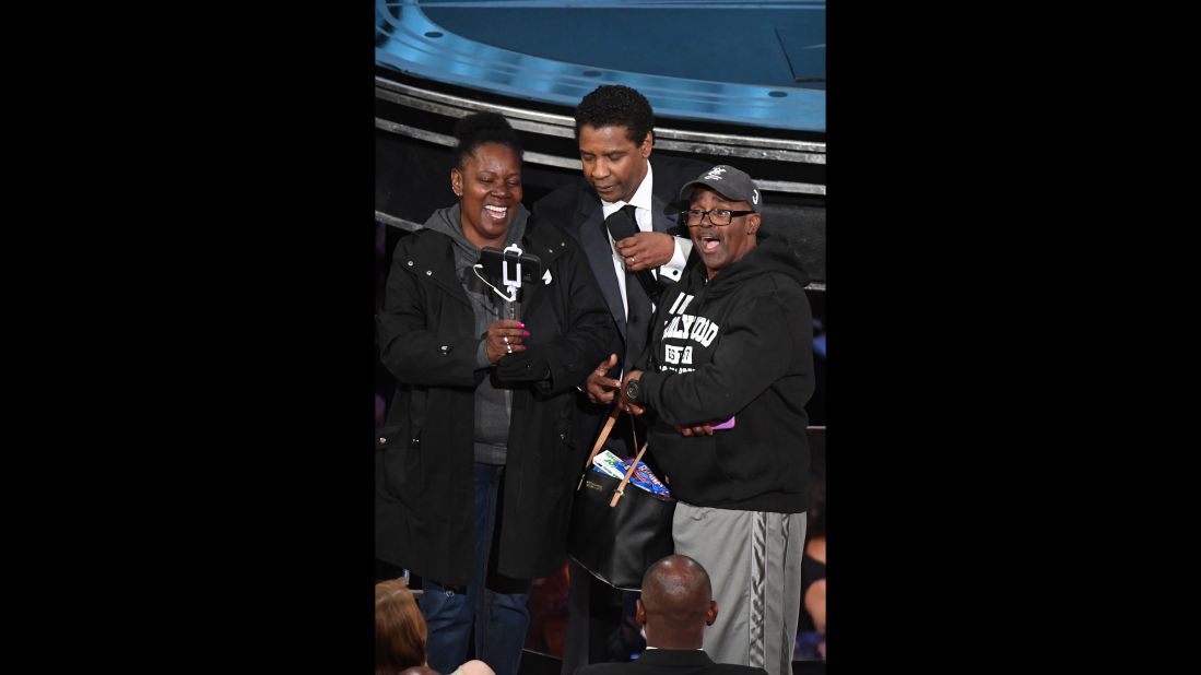 Some of the people on the tour interacted with actors near the front, including Denzel Washington.