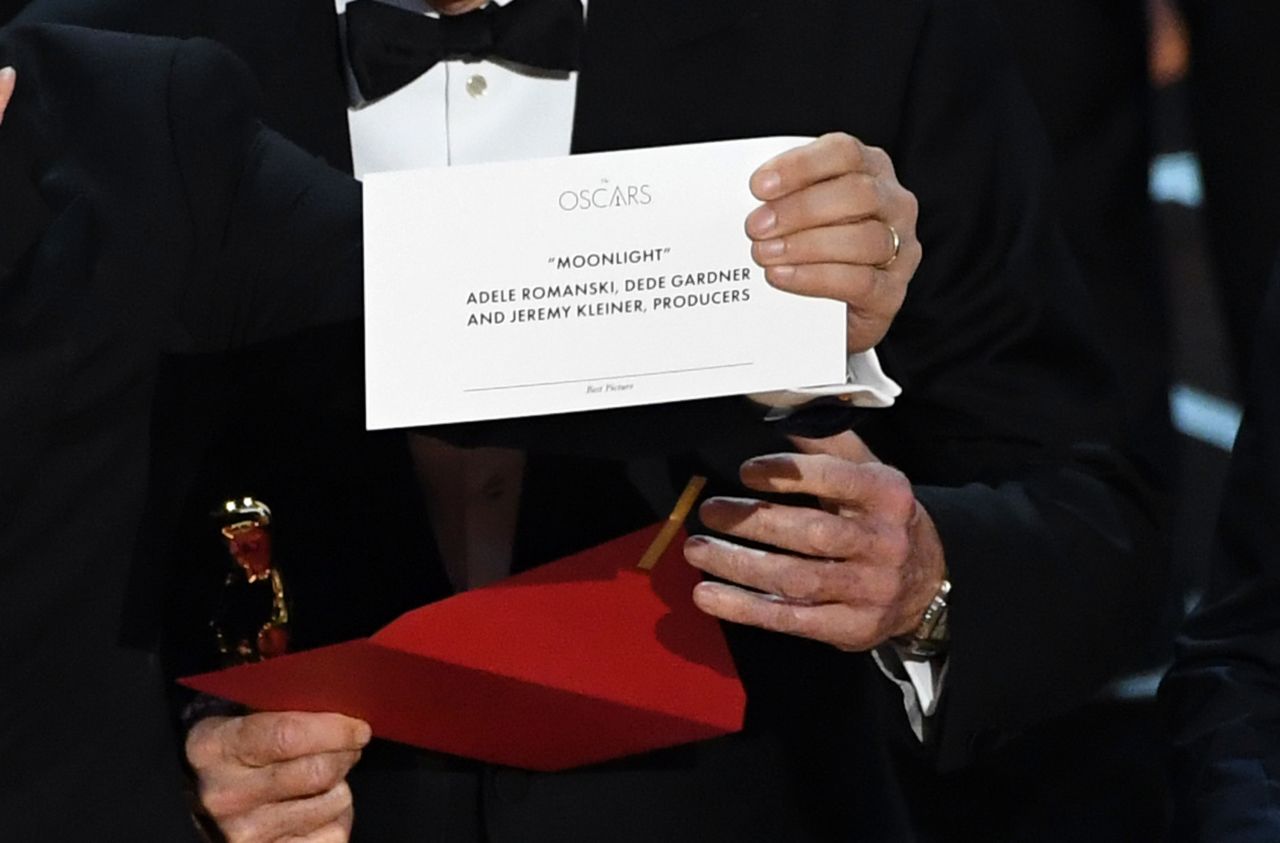 Horowitz shows the correct card that says "Moonlight" won best picture.