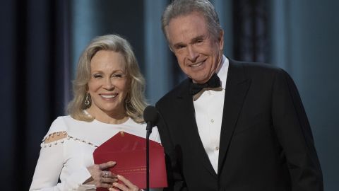 Faye Dunaway, left, and Warren Beatty present the award for best picture, but the exterior on the envelope reads "Actress in a Leading Role."