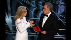 TOPSHOT - US actors Faye Dunaway (L) and Warren Beatty present on stage the Best Film award at the 89th Oscars on February 26, 2017 in Hollywood, California. / AFP / Mark RALSTON        (Photo credit should read MARK RALSTON/AFP/Getty Images)