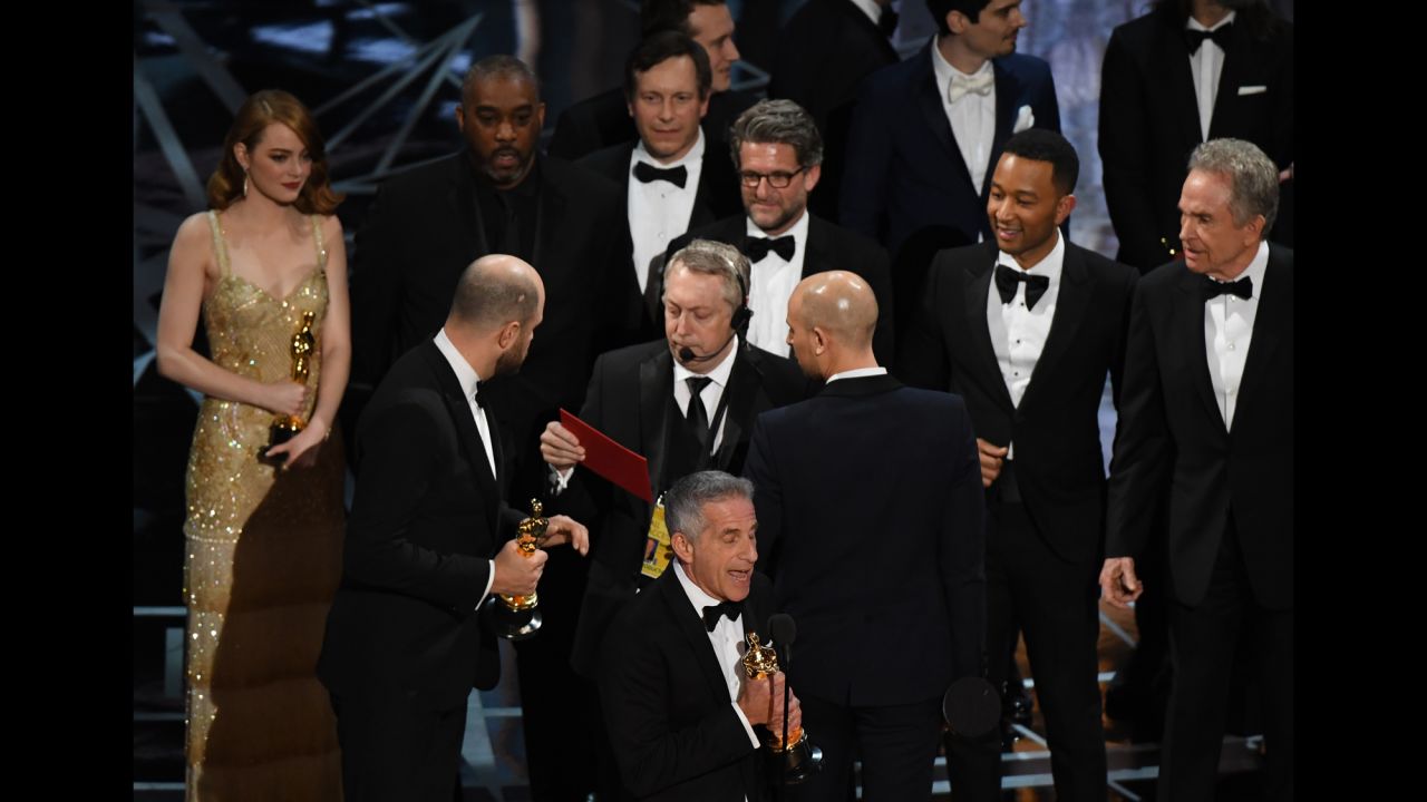 Horowitz, second from left, speaks to stage manager Gary Natoli, who had the envelope that showed "Moonlight" as the best picture.