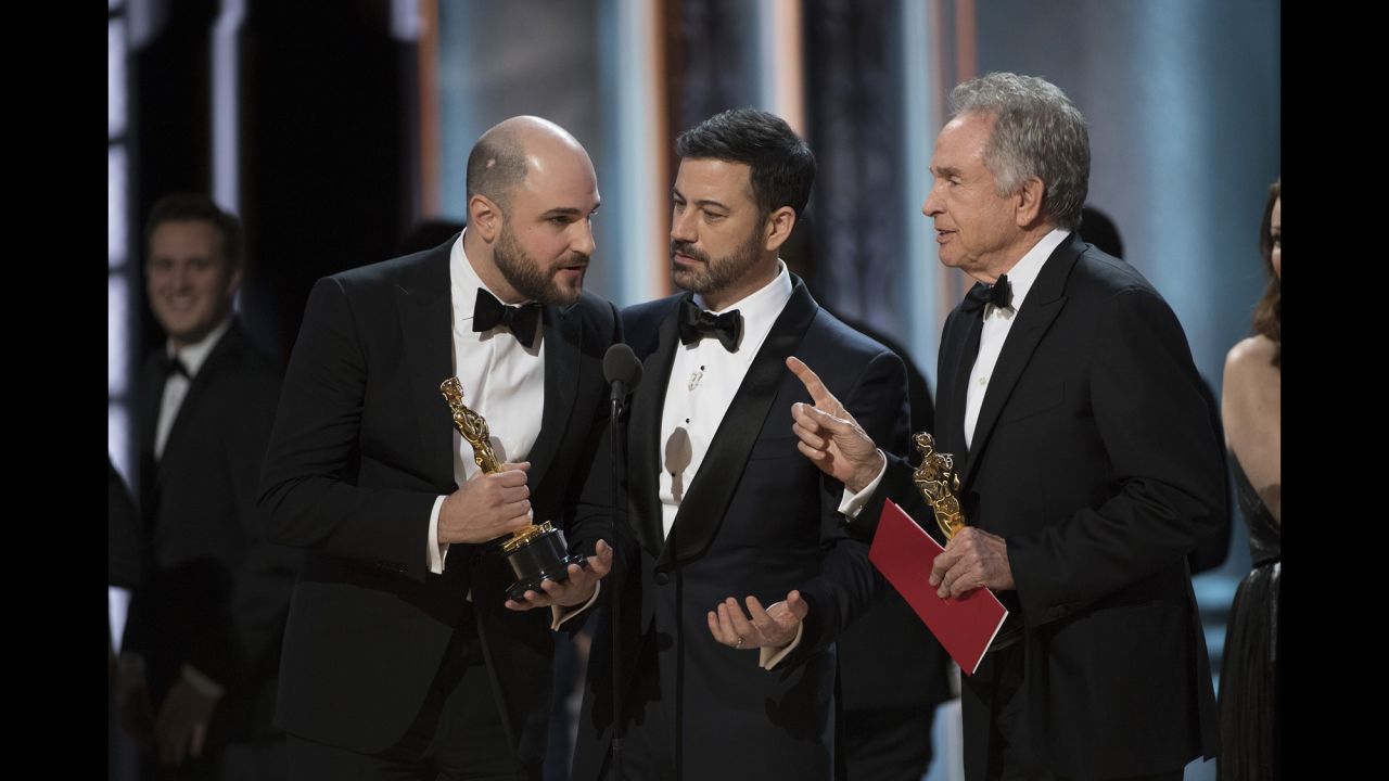 Horowitz, host Jimmy Kimmel and Beatty confer briefly after the mistake was made known.