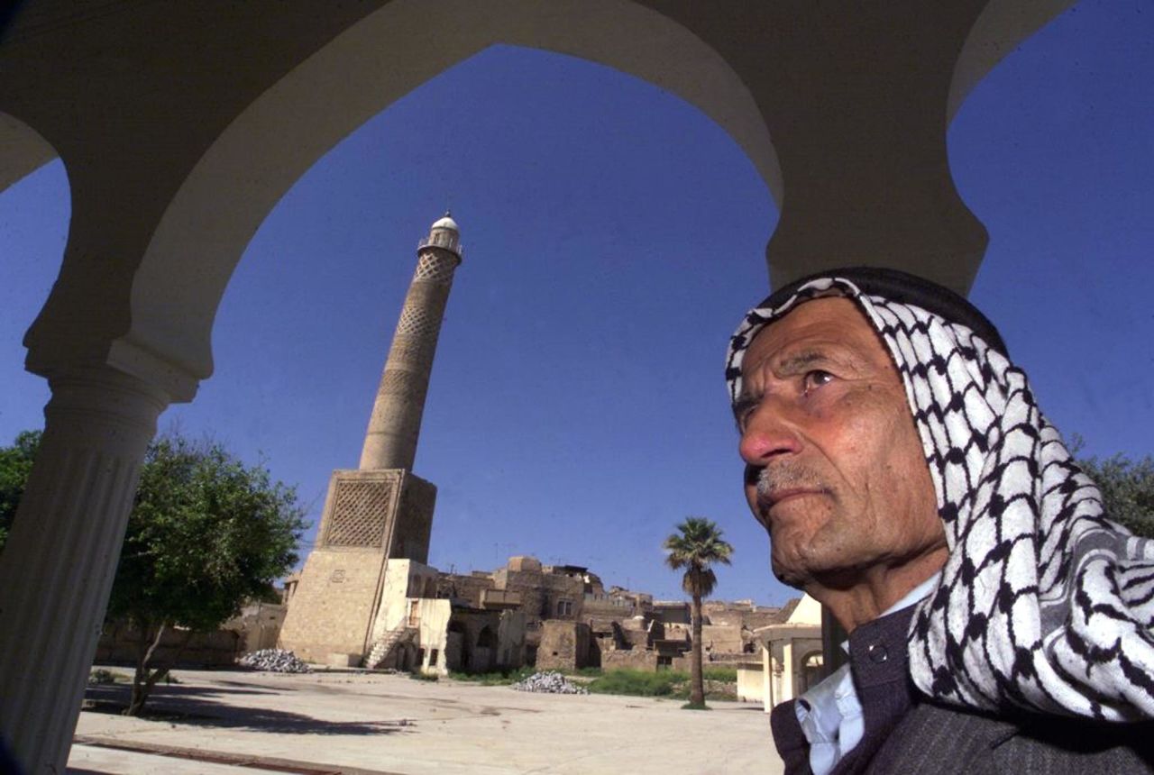 Construida hace 900 años, esta mezquita es mejor conocida por los lugareños como al-Hadba', o el jorobado, debido a la inclinación distintiva de su torre.  El minarete de 45 metros (150 pies) es uno de los pocos elementos originales del complejo medieval de Nur al-Din, que ha sido incluido en el World Monuments Watch debido a su riesgo de destrucción.  La UNESCO está trabajando con el gobierno iraquí para salvaguardar el icono. 
