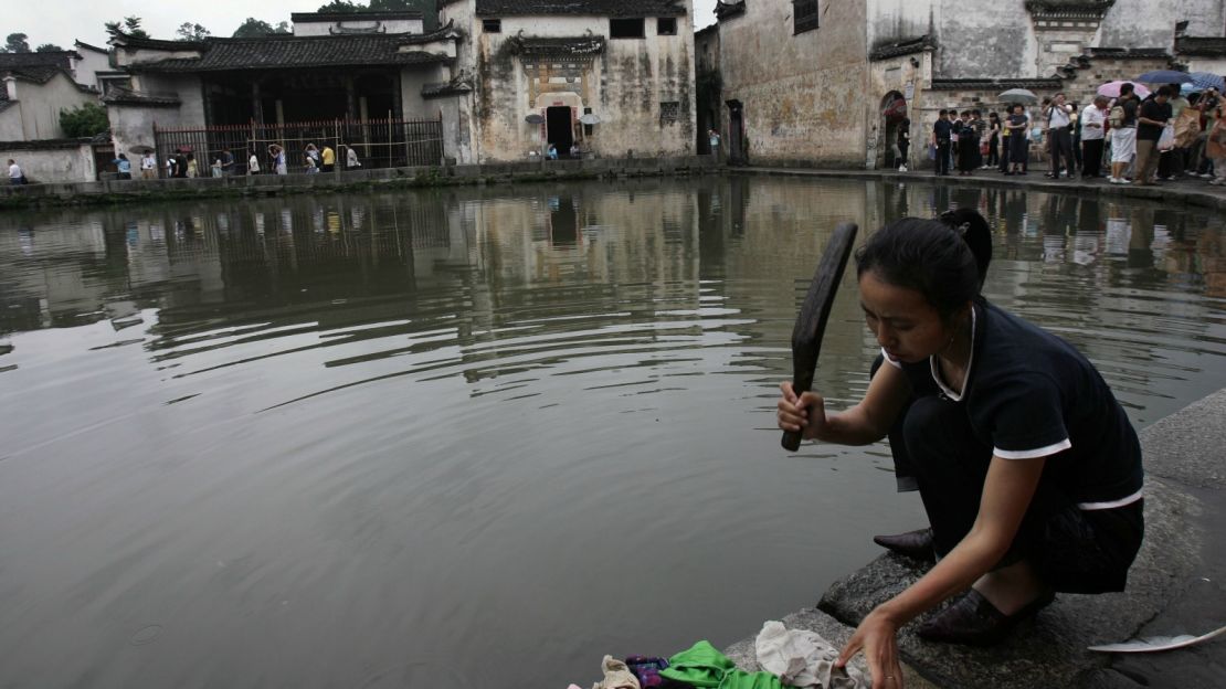 WIth its back to the mountains and its front to the water, Hongcun is said to have superior feng shui.