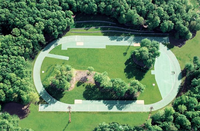 This track is located between a city, a natural park and a river. To avoid cutting down trees, the architects built this track around an existing clearing. 