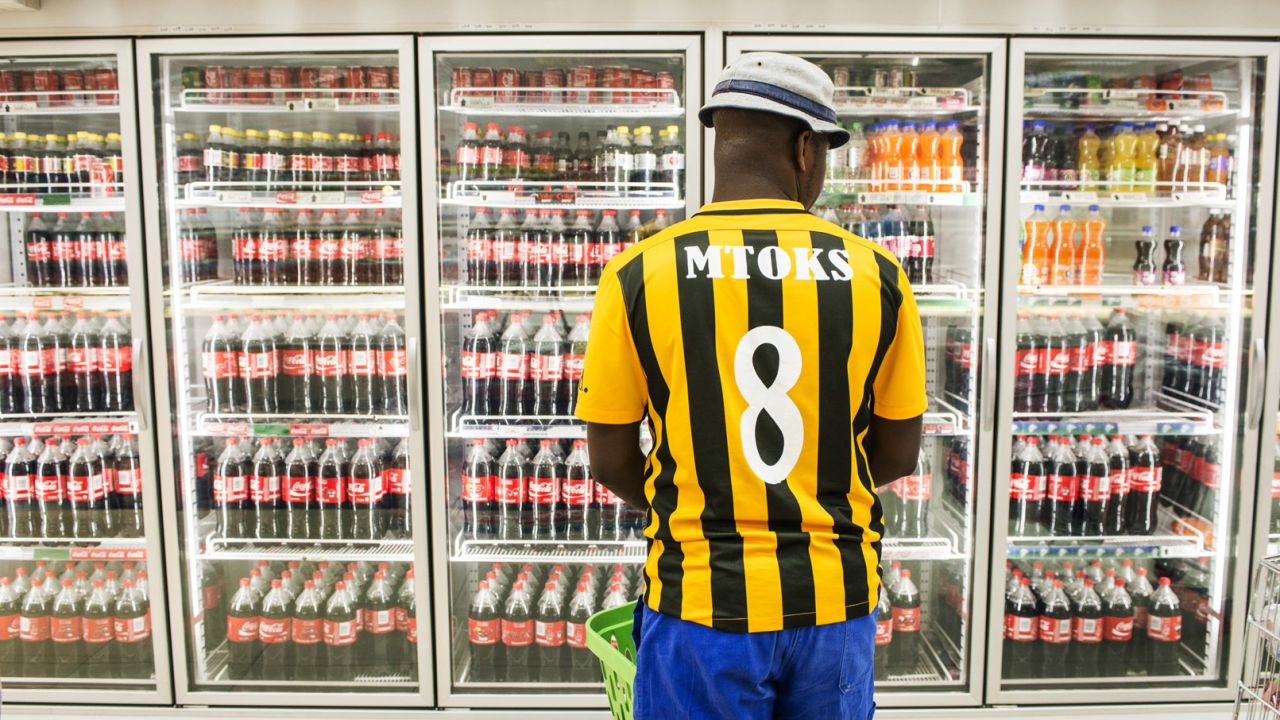 A customer browses bottles of beverages inside a supermarket in Rustenburg, South Africa, Photo: Waldo Swiegers/Bloomberg via Getty Images