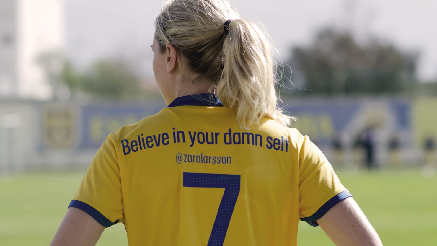  Midfielder Lisa Dahlkvist wears a shirt emblazoned with a tweet by singer Zara Larsson.
