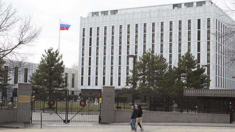США выслали двух российских дипломатов в прошлом месяце после того, как Москва выслала американских дипломатов