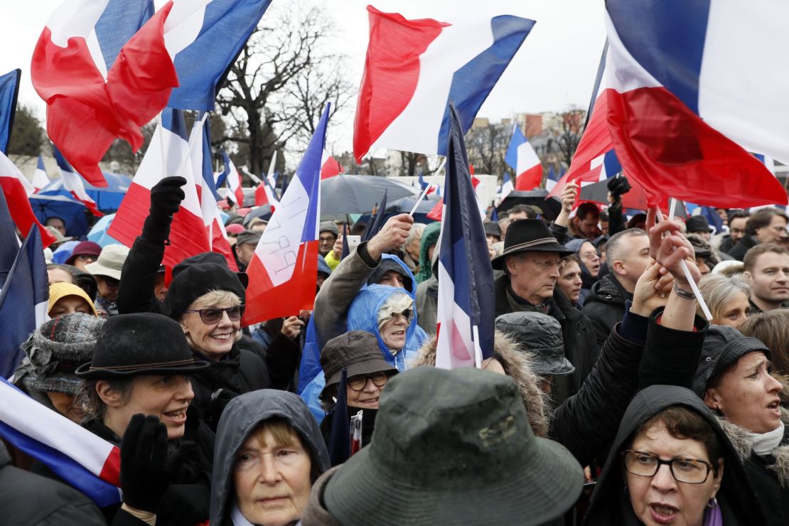 Fillon supporters turned out Sunday in Paris despite the bad weather.