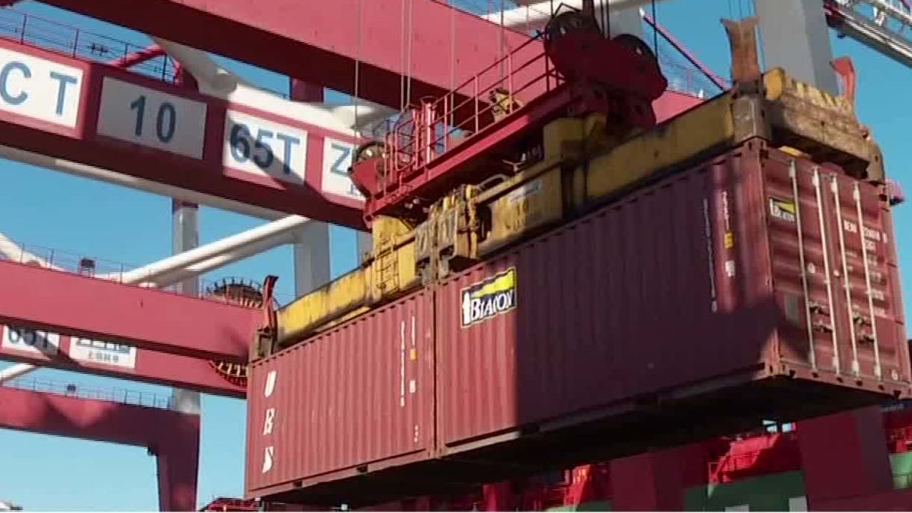 china lowers economic growth target _00003211.jpg