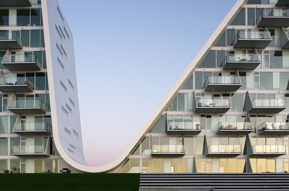 The Wave's design was inspired by the water, clouds and hills surrounding the Danish harbor town. In 2010, it was voted residential building of the year by the Leading European Architects Forum, and in 2011 it won a Civic Trust Award for its positive contributions to its community. 
